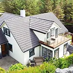 8 Person In Skudeneshavn-by Traum